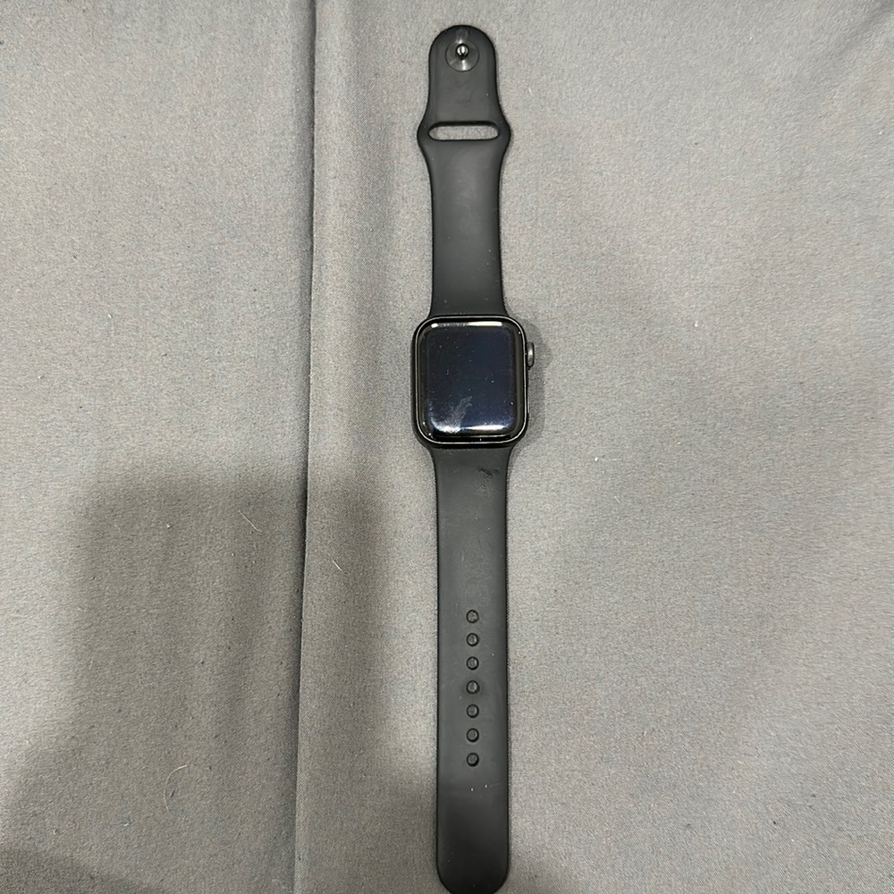 Apple Watch SE black band 40mm box included with charger